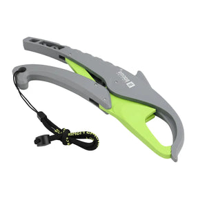 Alicate de Contenção Booms Dolphin cinza com detalhes verdes virado com seu bico para baixo e para o lado direito, com sua corda de segurança no cabo