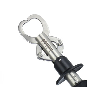 Pinças do Alicate de Contenção Booms Gripper em foco, viradas para a esquerda e mostrando sua cor prateada e seus parafusos, logo abaixo aparece sua balança