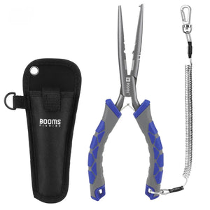 Alicate de Pesca Bico Longo Booms Carbon com a ponta virada para cima, ao lado esquerdo sua bainha e ao lado direito seu cordão de segurança