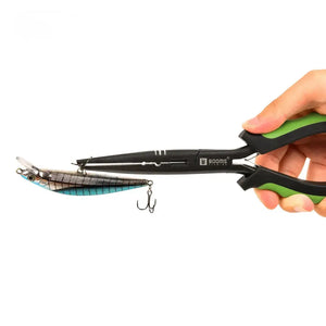 Uma mão segurando o Alicate de pesca bico longo booms carbon, e na ponta do alicate tem uma isca artificial