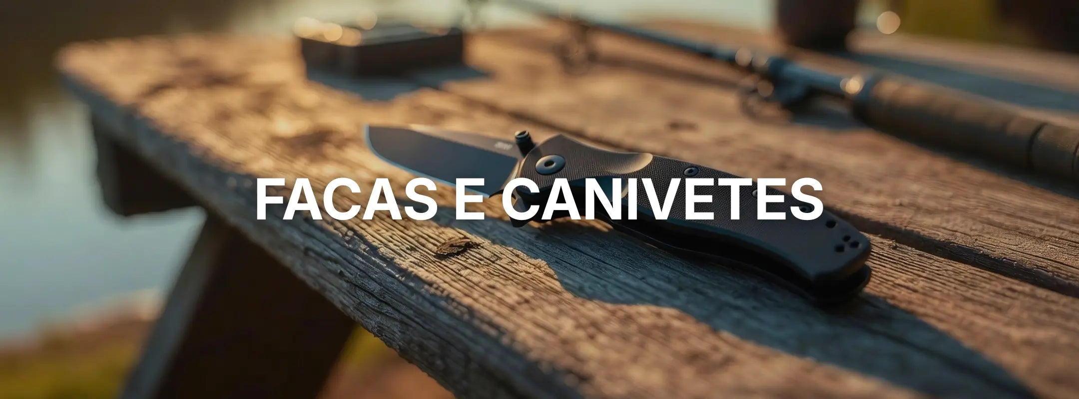 Um banner com a escrita "facas e canivetes", ao fundo tem a imagem de um canivete em cima de uma mesa de madeira ao lado de um rio