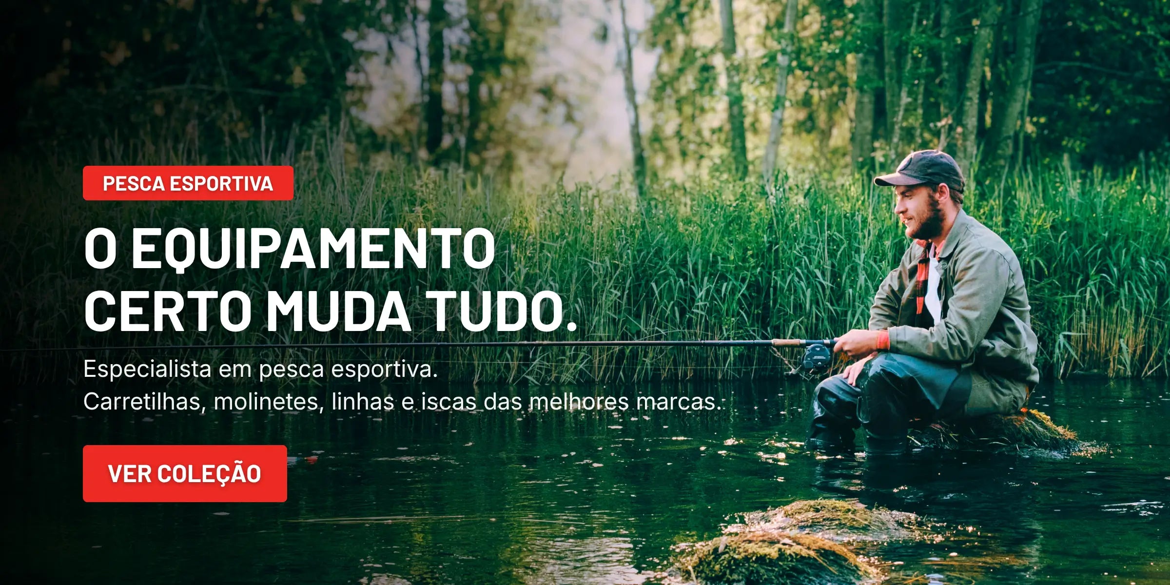 Pescador sentado em uma pedra no rio pescando com uma vara de pescar e molinete.