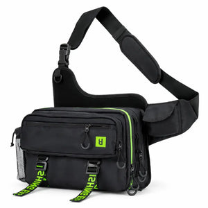 Bolsa de Pesca Booms Fishing mostrada na diagonal, com sua alça ajustável em foco