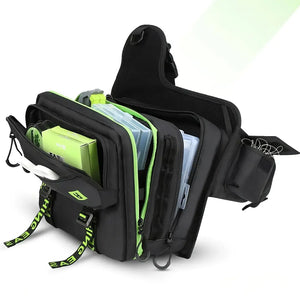 A Bolsa de Pesca Booms Fishing mostrada de lado com seus compartimentos abertos e carregadas com objetos