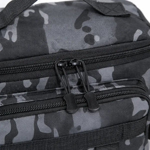 Os dois zíperes com cordinha para puxar no compartimento principal da Bolsa de Pesca Zanter Compact em destaque