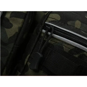 O puxador do zíper da Bolsa de Pesca Zanter Forest em destaque