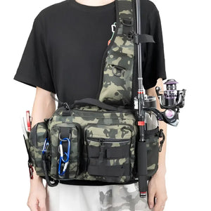 Uma pessoa com a Bolsa de Pesca Zanter Forest perdurada em seu ombro