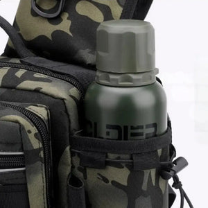 Uma garrada de plástico no bolso lateral da Bolsa de Pesca Zanter Forest