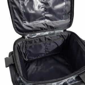 O compartimento principal da Bolsa de Pesca Zanter Moor Camuflada aberto e em destaque, mostrando sua capacidade de comportar ferramentas e objetos de pesca
