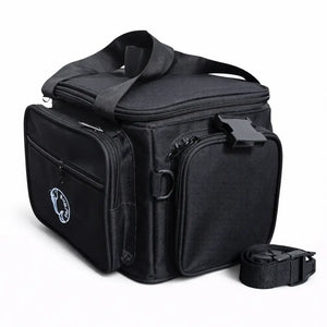A Bolsa de Pesca Zanter Moor Preta vista na diagonal direita, mostrando seu bolso lateral