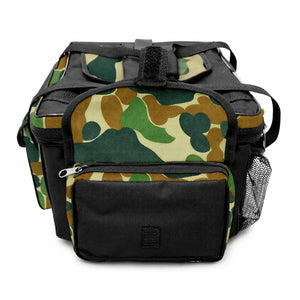 A Bolsa de Pesca Zanter Raju Camuflada vista de lado, com seu bolso com zíper lateral em destaque