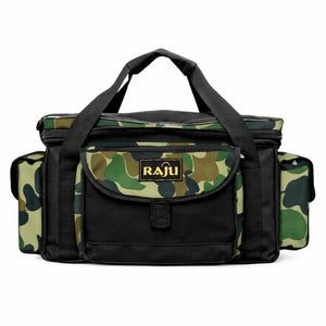 A Bolsa de Pesca Zanter Raju Camuflada vista de frente, com sua alça de mão em foco