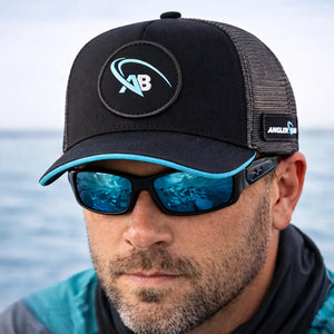 Um pescador usando o Boné de Pesca Angler Signature e um óculos de sol com lentes azuis