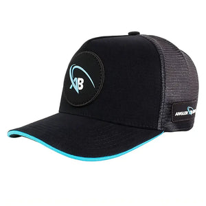 O Boné de Pesca Angler Signature visto de lado com a sua logo bordada frontal e lateral em destaque