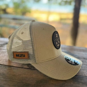 Boné de Pesca Nizzu Fishing visto de lado em cima de uma mesa
