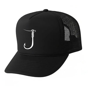 Boné de Pesca Zanter Hook Black mostrando na diagonal, com sua estampa de anzol em foco