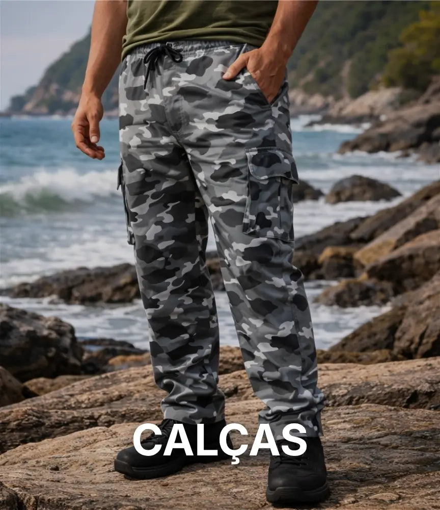 Um pescador usando uma calça de pesca camuflada cinza, na costeira de uma praia, com a escrita "calças" na parte de baixo