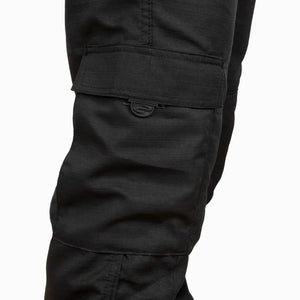 Bolso lateral em velcro da Calça Tática Feminina Explorer Preta em foco