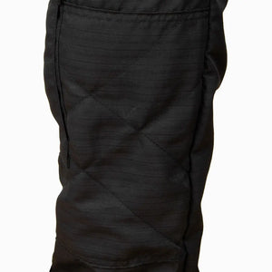Detalhe da costura no joelho da Calça Tática Feminina Explorer Preta