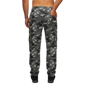 Um homem usando a Calça Tática Masculina Zanter Camuflada Cinza, vista de costas, com a mão dentro do bolso traseiro
