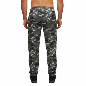 A Calça Tática Masculina Zanter Camuflada Cinza sendo mostrada de costas, com seu bolsos em destaque