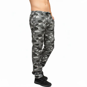 Uma pessoa usando um tênis preto e a Calça Tática Masculina Zanter Camuflada Cinza, vista de lado