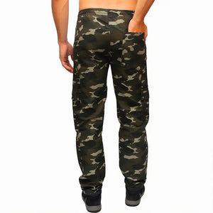 Calça Tática Masculina Zanter Camuflada Verde vista de costas, com uma mão dentro do bolso traseiro