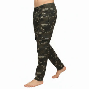 Uma pessoa descalça utilizando a Calça Tática Masculina Zanter Camuflada Verde, vista de lado