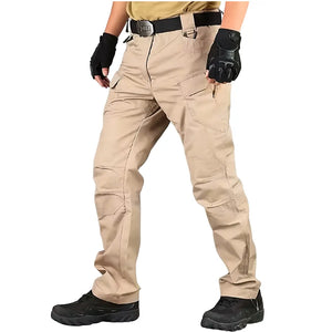 Calça Tática Masculina RipStop na cor caqui sendo usada por um pescador, com seus detalhes em foco