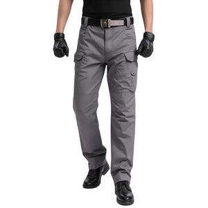 A Calça Tática Masculina RipStop na cor cinza exibida de frente, mostrando seu acabamento