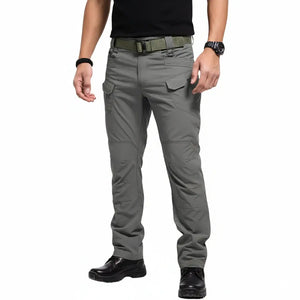 Calça Tática Masculina RipStop na cor cinza vista na diagonal, mostrando seus bolsos