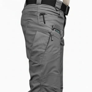 A Calça Tática Masculina RipStop na cor cinza mostrada de lado, com o foco em seus bolsos multifuncionais