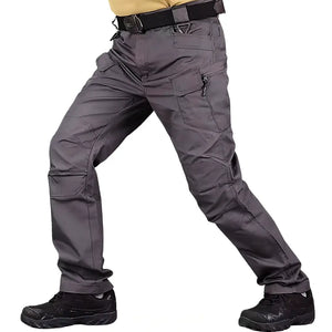 Calça Tática Masculina RipStop na cor cinza sendo usada por um pescador, com seus detalhes em foco