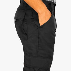 Calça Tática Masculina Explorer Preta vista de lado, com uma mão dentro do seu bolso frontal