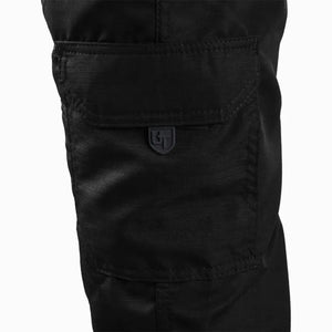 Bolso lateral da Calça Tática Masculina Versatile na cor preta em foco, mostrando sua costura