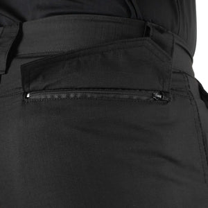 Bolso traseiro com zíper da Calça Tática Masculina Vira Bermuda preta em foco