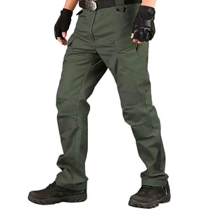 Calça Tática Masculina RipStop na cor verde sendo usada por um pescador, com seus detalhes em foco