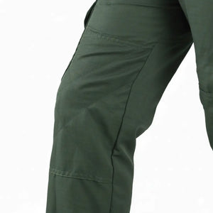 Detalhe da costura reforçada no joelho da Calça Tática Masculina Versatile na cor verde