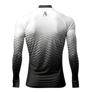 A Camisa de Pesca Extreme Black Ice mostrada de costas, com sua cor branca e preta em listras em foco, além de sua logo na nuca