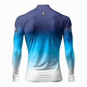 A Camisa de Pesca Extreme na cor Blue Sea vista de costas, com destaque para sua estampa degrade de 3 cores e sua logo perto da nuca