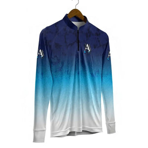 A Camisa de Pesca Extreme na cor Blue Sea pendurada por um cabide e vista na diagonal