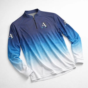 A Camisa de Pesca Extreme na cor Blue Sea em cima de uma mesa branca, com suas mangas levemente dobradas