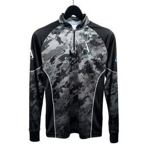 A Camisa de Pesca Extreme na cor Camo Gray pendurada por um cabide e sendo exibida de frente
