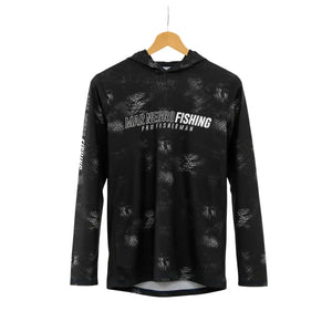 Camisa de Pesca Mar Negro Sublimada Capuz Black em foco, pendurada por um cabide vista de frente, com escritas na cor branca no peito