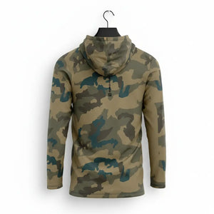 Camisa de Pesca Mar Negro Sublimada Capuz Caqui em um cabide vista de costas, com sua estampa camuflada amostra