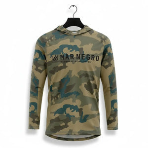 Camisa de Pesca Mar Negro Sublimada Capuz Caqui em foco, pendurada por um cabide vista de frente, com escritas na cor preta no peito