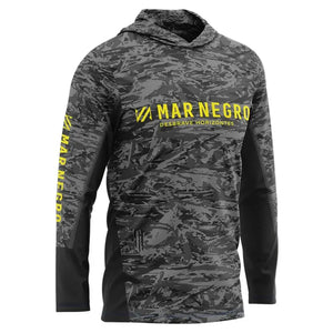 Camisa de Pesca Mar Negro Sublimada Capuz Chumbo em foco, vista de frente, com escritas na cor amarela no peito
