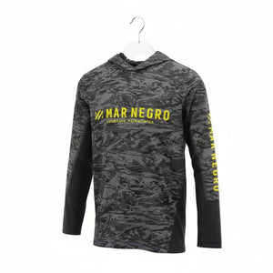 Camisa de Pesca Mar Negro Sublimada Capuz Chumbo em foco, pendurada por um cabide vista de frente, com escritas na cor amarela no peito