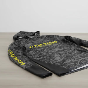 A Camisa de Pesca Mar Negro Sublimada Capuz Chumbo em foco, em cima de uma mesa