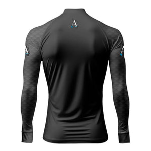 A Camisa de Pesca Onyx mostrada de costas, com foco em sua estampa nos braços e sua logo nas costas e nas duas mangas